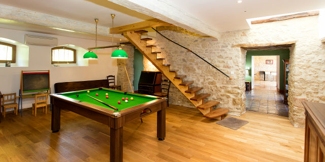 Salle de billard domaine Anguyales demeure de prestige en location