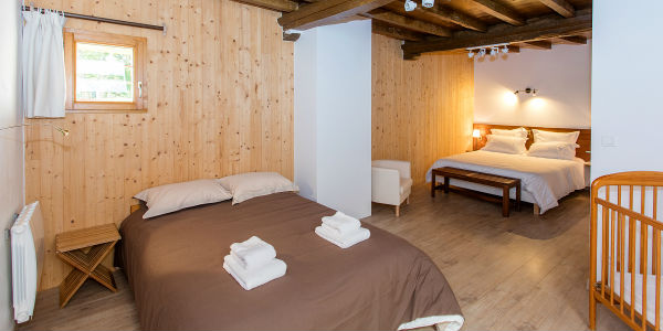 Suite avec baignoire et douche en location demeure charme sud france