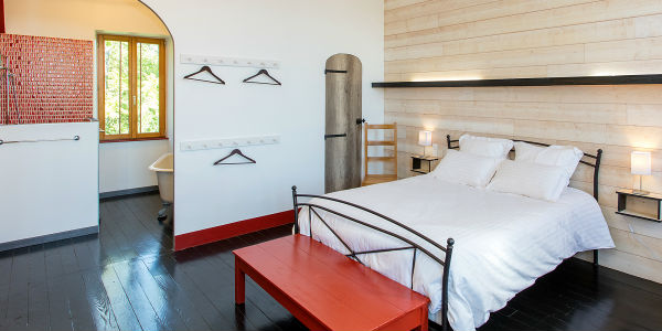 Suite avec baignoire et douche en location belle demeure sud Anguyales