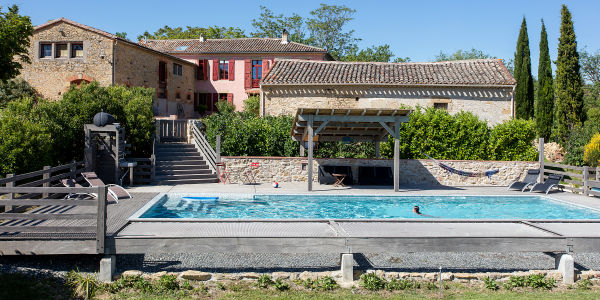 piscine design dans demeure de prestige à la location Occitanie