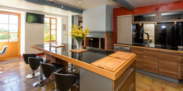 écran plat tv dans cuisine de luxe sur mesure à Anguyales sud france